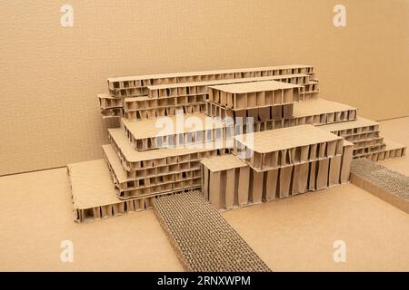 Architektonisches Grundmodell aus Karton in drei Dimensionen aus dem Altpapiermaterial. Studentenprojekt präsentiert ihre Arbeit in 3. Architect Stockfoto