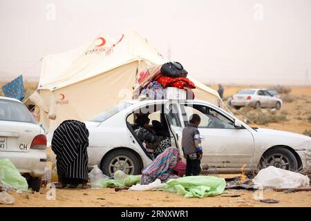 (180214) -- TRIPOLI, 14. Februar 2018 -- Vertriebene Tawerghans werden am 8. Februar 2018 in einem Lager nahe der Stadt Bani Walid, etwa 180 km südöstlich von Tripoli, der Hauptstadt Libyens, gesehen. Etwa 200 vertriebene Familien Tawerghas in Westlibyen sind derzeit in der Wüste in der Nähe ihrer Stadt gestrandet, da die für Anfang Februar geplante Rückkehr nach Hause durch bewaffnete Gruppen aus der Nachbarstadt Misurata behindert wurde. LIBYEN-BANI WALID-DISPLACED TAWERGHANS HamzaxTurkia PUBLICATIONxNOTxINxCHN Stockfoto