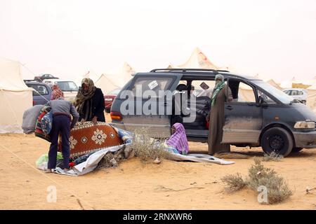 (180214) -- TRIPOLI, 14. Februar 2018 -- Vertriebene Tawerghans werden am 8. Februar 2018 in einem Lager nahe der Stadt Bani Walid, etwa 180 km südöstlich von Tripoli, der Hauptstadt Libyens, gesehen. Etwa 200 vertriebene Familien Tawerghas in Westlibyen sind derzeit in der Wüste in der Nähe ihrer Stadt gestrandet, da die für Anfang Februar geplante Rückkehr nach Hause durch bewaffnete Gruppen aus der Nachbarstadt Misurata behindert wurde. LIBYEN-BANI WALID-DISPLACED TAWERGHANS HamzaxTurkia PUBLICATIONxNOTxINxCHN Stockfoto