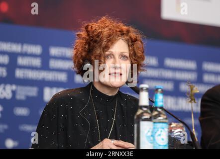 (180215) -- BERLIN, 15. Februar 2018 -- Mitglied der Jury für Wettbewerb der 68. Internationalen Filmfestspiele Berlin Stephanie Zacharek nimmt am 15. Februar 2018 an einer Pressekonferenz in der Hauptstadt Berlin Teil. ) (yk) DEUTSCHLAND-BERLIN-68th BERLIN INTERNATIONAL FILM FESTIVAL-JURY ShanxYuqi PUBLICATIONxNOTxINxCHN Stockfoto