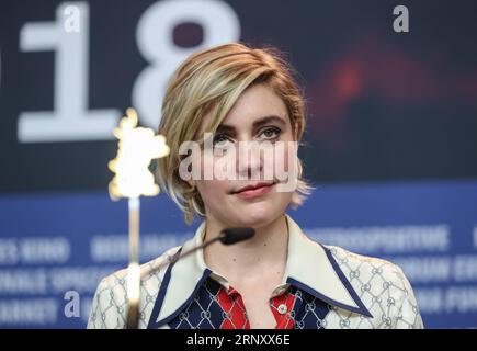 (180215) -- BERLIN, 15. Februar 2018 -- Sprachschauspielerin des Animationsfilms Isle of Dogs Greta Gerwig nimmt am 15. Februar 2018 an einer Pressekonferenz im Rahmen des 68. Internationalen Filmfestivals in Berlin, Hauptstadt Deutschlands, Teil. )(ZF) DEUTSCHLAND-BERLIN-68. INTERNATIONALES FILMFESTIVAL- INSEL DER HUNDE SHANXYUQI PUBLICATIONXNOTXINXCHN Stockfoto