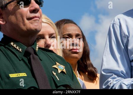 (180215) -- PARKLAND (USA), 15. Februar 2018 -- Eine Frau weint, während Beamte am 15. Februar Eine Pressekonferenz vor Ort an der Marjory Stoneman Douglas High School in Parkland, Broward County, Florida, USA, abhalten. 2018. insgesamt 17 Menschen wurden getötet und mehr als ein Dutzend andere wurden verletzt, nachdem ein 19-jähriger Schütze am Mittwoch in der High School das Feuer eröffnet hatte, sagten die Behörden. ) US-FLORIDA-PARKLAND-HIGH SCHOOL-MASSENSCHIESSEN-PRESSEKONFERENZ MONICAXMCGIVERN PUBLICATIONXNOTXINXCHN Stockfoto