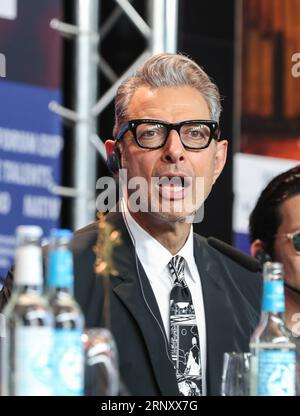 (180215) -- BERLIN, 15. Februar 2018 -- der Synchronsprecher des Animationsfilms Isle of Dogs Jeff Goldblum nimmt am 15. Februar 2018 an einer Pressekonferenz während des 68. Internationalen Filmfestivals in Berlin, der Hauptstadt Deutschlands, Teil. )(ZF) DEUTSCHLAND-BERLIN-68. INTERNATIONALES FILMFESTIVAL- INSEL DER HUNDE SHANXYUQI PUBLICATIONXNOTXINXCHN Stockfoto