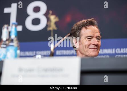 (180215) -- BERLIN, 15. Februar 2018 -- der Synchronsprecher des Animationsfilms Isle of Dogs Bryan Cranston nimmt am 15. Februar 2018 an einer Pressekonferenz während des 68. Internationalen Filmfestivals in Berlin, der Hauptstadt Deutschlands, Teil. ) (ZF) DEUTSCHLAND-BERLIN-68. INTERNATIONALES FILMFESTIVAL- INSEL DER HUNDE SHANXYUQI PUBLICATIONXNOTXINXCHN Stockfoto