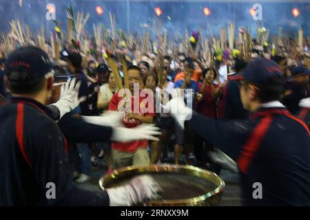 (180216) -- SINGAPUR, 16. Februar 2018 -- Devotees hetzen am 16. Februar 2018, um Weihrauchstäbchen im Kwan im Thong Hood Cho Tempel in der Waterloo Street in Singapur in eine Urne zu stecken. ) SINGAPORE-TEMPLE-CHINESE LUNAR SILVESTER-RÄUCHERSTÄBCHEN-BRENNEN THENXCHIHXWEY PUBLICATIONXNOTXINXCHN Stockfoto