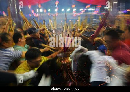 (180216) -- SINGAPUR, 16. Februar 2018 -- Devotees hetzen am 16. Februar 2018, um Weihrauchstäbchen im Kwan im Thong Hood Cho Tempel in der Waterloo Street in Singapur in eine Urne zu stecken. ) SINGAPORE-TEMPLE-CHINESE LUNAR SILVESTER-RÄUCHERSTÄBCHEN-BRENNEN THENXCHIHXWEY PUBLICATIONXNOTXINXCHN Stockfoto