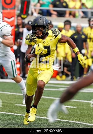 2. September 2023: Gary Bryant Jr. (2) von den Oregon Ducks weicht einem Verteidiger des Portland State in der ersten Hälfte des NCAA-Fußballspiels zwischen den Portland State Vikings und den University of Oregon Ducks im Autzen Stadium, Eugene, OR, aus. Larry C. Lawson/CSM Stockfoto