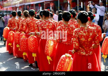 (180216) -- , 16. Februar 2018 -- Menschen in traditionellen chinesischen Kostümen treten während der chinesischen Neujahrsfeier in der Chinatown von Myanmar am 16. Februar 2018 auf. Das Jahr des Hundes beginnt am 16. Februar, laut chinesischem Mondkalender.U Aung) (zcc) MYANMAR--CHINESISCHE LUNAR NEUJAHRSFEIER yangon PUBLICATIONxNOTxINxCHN Stockfoto