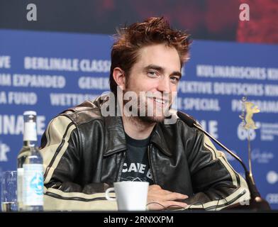 (180217) -- BERLIN, 17. Februar 2018 -- Schauspieler Robert Pattinson nimmt an einer Pressekonferenz der Filmdame während der 68. Internationalen Filmfestspiele in Berlin, Hauptstadt Deutschlands, am 16. Februar 2018 Teil. ) (Zjy) DEUTSCHLAND-BERLIN-68. INTERNATIONALES FILMFESTIVAL- DAMSEL ShanxYuqi PUBLICATIONxNOTxINxCHN Stockfoto