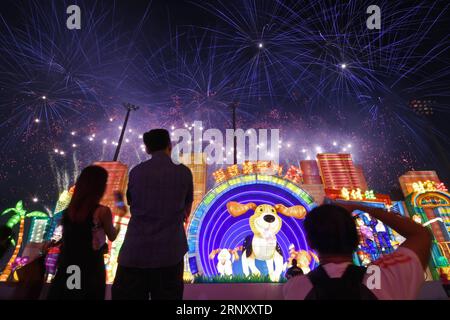 (180216) -- SINGAPUR, 16. Februar 2018 -- Feuerwerk erleuchtet den Himmel am Fluss Hongbao 2018 anlässlich des Mondneujahrs in der Marina Bay in Singapur am 14. Februar 2018. Dann Chih Wey) (zcc) SINGAPUR-LUNAR NEUJAHRSFEUERWERK xinjiapo PUBLICATIONxNOTxINxCHN Stockfoto