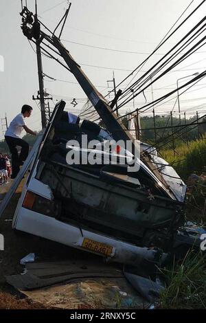 (180217) -- BANGKOK, 17. Februar 2018 () -- Foto vom 16. Februar 2018 mit dem Handy, zeigt den Unfallort eines Reisebusses mit chinesischen Touristen in der südthailändischen Provinz Phang Nga, Thailand. Laut dem chinesischen Generalkonsulat in Songkhla wurde ein thailändischer Fahrer getötet und 17 chinesische Touristen bei einem Busunfall in der südthailändischen Provinz Phang Nga verletzt. () (gj) THAILAND-BANGKOK-TOUR BUSUNFALL Xinhua PUBLICATIONxNOTxINxCHN Stockfoto