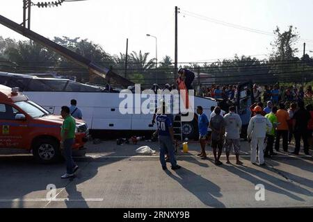 (180217) -- BANGKOK, 17. Februar 2018 () -- Foto vom 16. Februar 2018 mit dem Handy, zeigt den Unfallort eines Reisebusses mit chinesischen Touristen in der südthailändischen Provinz Phang Nga, Thailand. Laut dem chinesischen Generalkonsulat in Songkhla wurde ein thailändischer Fahrer getötet und 17 chinesische Touristen bei einem Busunfall in der südthailändischen Provinz Phang Nga verletzt. () (gj) THAILAND-BANGKOK-TOUR BUSUNFALL Xinhua PUBLICATIONxNOTxINxCHN Stockfoto