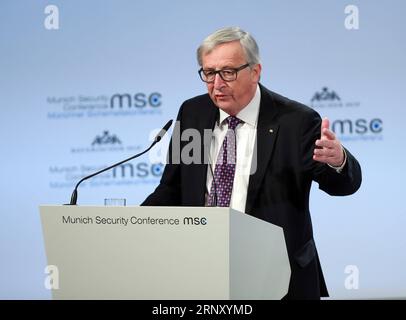 (180217) -- MÜNCHEN, 17. Februar 2018 -- der Präsident der Europäischen Kommission Jean-Claude Juncker spricht auf der 54. Münchner Sicherheitskonferenz (MSC) am 17. Februar 2018 in München. Juncker hat hier am Samstag gefordert, Entscheidungsprozesse in der Verteidigungs- und Sicherheitspolitik der Europäischen Union (EU) zu vereinfachen. ) GERMANY-MUNICH-MSC-EU-JUNCKER LuoxHuanhuan PUBLICATIONxNOTxINxCHN Stockfoto