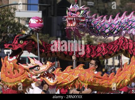 (180218) -- LOS ANGELES, 18. Februar 2018 -- Drachentänzer treten während der 119. Golden Dragon Parade auf, die anlässlich des chinesischen Neujahrsfestes in den Straßen von Chinatown in Los Angeles, USA, 17. Februar 2018 stattfindet. ) (Zjl) US-LOS ANGELES-PARADE-CHINESISCHES NEUJAHR ZhaoxHanrong PUBLICATIONxNOTxINxCHN Stockfoto