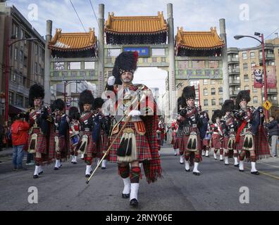 (180218) -- VANCOUVER, 18. Februar 2018 -- Eine Militärband tritt während der 45. Chinesischen Neujahrsparade in Vancouver, Kanada, am 18. Februar 2018 auf. Tausende von Teilnehmern zogen am Sonntag in Chinatown in Vancouver entlang, um das Jahr des Hundes zu feiern, und zogen über 100.000 Zuschauer an. KANADA-VANCOUVER-CHINESISCHE NEUJAHRSPARADE LIANGXSEN PUBLICATIONXNOTXINXCHN Stockfoto