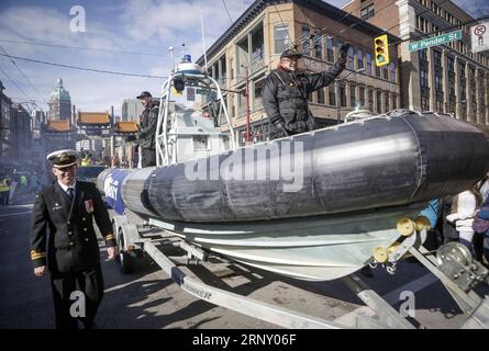 (180218) -- VANCOUVER, 18. Februar 2018 -- kanadische Marine nimmt an der 45. Chinesischen Neujahrsparade in Vancouver, Kanada, am 18. Februar 2018 Teil. Tausende von Teilnehmern zogen am Sonntag in Chinatown in Vancouver entlang, um das Jahr des Hundes zu feiern, und zogen über 100.000 Zuschauer an. KANADA-VANCOUVER-CHINESISCHE NEUJAHRSPARADE LIANGXSEN PUBLICATIONXNOTXINXCHN Stockfoto