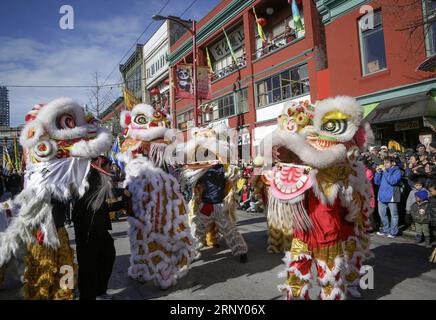 (180218) -- VANCOUVER, 18. Februar 2018 -- Teilnehmer führen Löwentanz während der 45. Chinesischen Neujahrsparade in Vancouver, Kanada, am 18. Februar 2018 auf. Tausende von Teilnehmern zogen am Sonntag in Chinatown in Vancouver entlang, um das Jahr des Hundes zu feiern, und zogen über 100.000 Zuschauer an. KANADA-VANCOUVER-CHINESISCHE NEUJAHRSPARADE LIANGXSEN PUBLICATIONXNOTXINXCHN Stockfoto