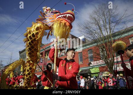 (180218) -- VANCOUVER, 18. Februar 2018 -- Teilnehmer führen Drachentanz während der 45. Chinesischen Neujahrsparade in Vancouver, Kanada, am 18. Februar 2018 auf. Tausende von Teilnehmern zogen am Sonntag in Chinatown in Vancouver entlang, um das Jahr des Hundes zu feiern, und zogen über 100.000 Zuschauer an. KANADA-VANCOUVER-CHINESISCHE NEUJAHRSPARADE LIANGXSEN PUBLICATIONXNOTXINXCHN Stockfoto