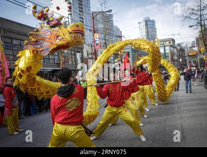 (180218) -- VANCOUVER, 18. Februar 2018 -- Teilnehmer führen Drachentanz während der 45. Chinesischen Neujahrsparade in Vancouver, Kanada, am 18. Februar 2018 auf. Tausende von Teilnehmern zogen am Sonntag in Chinatown in Vancouver entlang, um das Jahr des Hundes zu feiern, und zogen über 100.000 Zuschauer an. KANADA-VANCOUVER-CHINESISCHE NEUJAHRSPARADE LIANGXSEN PUBLICATIONXNOTXINXCHN Stockfoto