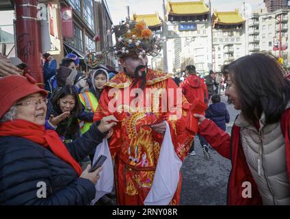 (180218) -- VANCOUVER, 18. Februar 2018 -- Ein als Money God verkleideter Darsteller verteilt rote Taschen während der 45. Chinesischen Neujahrsparade in Vancouver, Kanada, am 18. Februar 2018. Tausende von Teilnehmern zogen am Sonntag in Chinatown in Vancouver entlang, um das Jahr des Hundes zu feiern, und zogen über 100.000 Zuschauer an. KANADA-VANCOUVER-CHINESISCHE NEUJAHRSPARADE LIANGXSEN PUBLICATIONXNOTXINXCHN Stockfoto