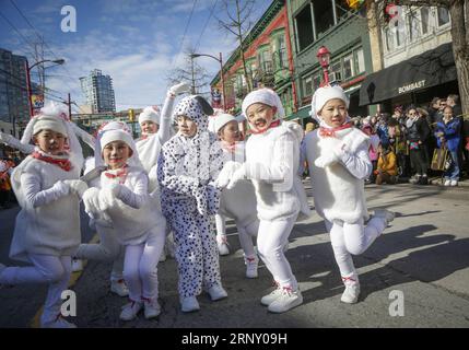 (180218) -- VANCOUVER, 18. Februar 2018 -- Kinder verkleidet als Welpen treten während der 45. Chinesischen Neujahrsparade in Vancouver, Kanada, am 18. Februar 2018 auf. Tausende von Teilnehmern zogen am Sonntag in Chinatown in Vancouver entlang, um das Jahr des Hundes zu feiern, und zogen über 100.000 Zuschauer an. KANADA-VANCOUVER-CHINESISCHE NEUJAHRSPARADE LIANGXSEN PUBLICATIONXNOTXINXCHN Stockfoto