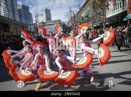 (180218) -- VANCOUVER, 18. Februar 2018 -- die Darsteller tanzen während der 45. Chinesischen Neujahrsparade in Vancouver, Kanada, am 18. Februar 2018. Tausende von Teilnehmern zogen am Sonntag in Chinatown in Vancouver entlang, um das Jahr des Hundes zu feiern, und zogen über 100.000 Zuschauer an. KANADA-VANCOUVER-CHINESISCHE NEUJAHRSPARADE LIANGXSEN PUBLICATIONXNOTXINXCHN Stockfoto