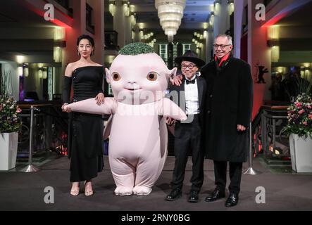 (180219) -- BERLIN, 19. Februar 2018 -- Regisseur der Internationalen Filmfestspiele Berlin Dieter Kosslick (1. R), Regisseur Raman Hui (2. R), Schauspielerin Bai Baihe (1. L) und Figur Wuba des Films Monster Hunt 2 posieren für Fotos während des 68. internationalen Filmfests in Berlin am 18. Februar 2018 in einem Kino. )(jmmn) GERMANY-BERLIN-68th INTERNATIONAL FILM FESTIVAL- MONSTER HUNT 2 ShanxYuqi PUBLICATIONxNOTxINxCHN Stockfoto