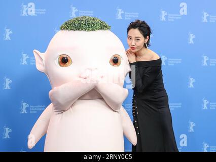 (180219) -- BERLIN, 19. Februar 2018 -- Schauspielerin Bai Baihe (R) und Figur Wuba des Films Monster Hunt 2 posieren für Fotos während eines Fotogesprächs beim 68. Internationalen Filmfestival Berlin am 18. Februar 2018 in Berlin. )(jmmn) GERMANY-BERLIN-68th INTERNATIONAL FILM FESTIVAL- MONSTER HUNT 2 ShanxYuqi PUBLICATIONxNOTxINxCHN Stockfoto