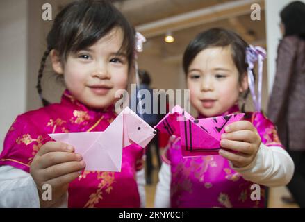 (180219) -- TORONTO, 19. Februar 2018 -- zwei Mädchen posieren für Fotos mit ihren Papier Falthunden während des Toronto Happy Chinese New Year Reception & Family Day Weekend Event 2018 im Royal Ontario Museum (ROM) in Toronto, Kanada, 18. Februar 2018. Mit chinesischen Papercuts, Kalligraphie, Löwentanz und mehr begann dieses jährliche chinesische Neujahrsfest am Sonntag, um Hunderte von Besuchern anzulocken, um das chinesische Neujahrsfest des Hundes im Royal Ontario Museum in Toronto zu feiern. ) (srb) CANADA-TORONTO-CHINESE NEW YEAR-MUSEUM CELEBRATION ZouxZheng PUBLICATIONxNOTxINxCHN Stockfoto