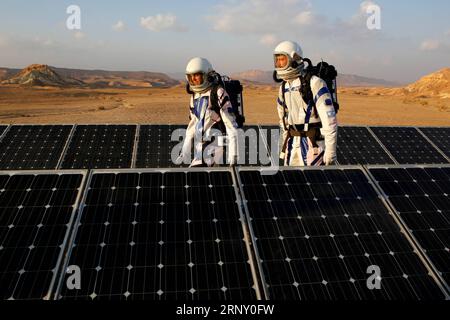 Bilder des Tages Israel: Forscher simulieren in einer Wüste das Leben auf dem Mars (180219) -- MITZPE RAMON, 19. Februar 2018 -- israelische analoge Astronauten nehmen am 18. Februar 2018 am D-Mars-Projekt der Desert Mars Analog Ramon Station in der Negev-Wüste bei Mitzpe Ramon, Israel, Teil. Ein viertägiges Mars-Habitat-Experiment von sechs israelischen Wissenschaftlern endete am Sonntag in der Negev-Wüste des Landes. (srb) ISRAEL-MITZPE RAMON-D-MARS-PROJEKT GilxCohenxMagen PUBLICATIONxNOTxINxCHN Stockfoto