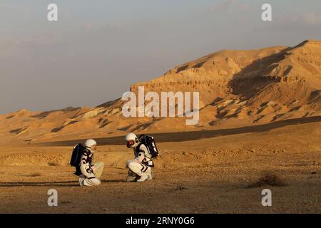 Bilder des Tages Israel: Forscher simulieren in einer Wüste das Leben auf dem Mars (180219) -- MITZPE RAMON, 19. Februar 2018 -- israelische analoge Astronauten nehmen am 18. Februar 2018 am D-Mars-Projekt der Desert Mars Analog Ramon Station in der Negev-Wüste bei Mitzpe Ramon, Israel, Teil. Ein viertägiges Mars-Habitat-Experiment von sechs israelischen Wissenschaftlern endete am Sonntag in der Negev-Wüste des Landes. (srb) ISRAEL-MITZPE RAMON-D-MARS-PROJEKT GilxCohenxMagen PUBLICATIONxNOTxINxCHN Stockfoto