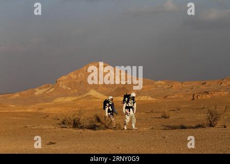 Israel: Forscher simulieren in einer Wüste das Leben auf dem Mars (180219) -- MITZPE RAMON, 19. Februar 2018 -- israelische analoge Astronauten nehmen am 18. Februar 2018 am D-Mars-Projekt der Desert Mars Analog Ramon Station in der Negev-Wüste bei Mitzpe Ramon, Israel, Teil. Ein viertägiges Mars-Habitat-Experiment von sechs israelischen Wissenschaftlern endete am Sonntag in der Negev-Wüste des Landes. (srb) ISRAEL-MITZPE RAMON-D-MARS-PROJEKT GilxCohenxMagen PUBLICATIONxNOTxINxCHN Stockfoto