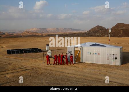 Israel: Forscher simulieren in einer Wüste das Leben auf dem Mars (180219) -- MITZPE RAMON, 19. Februar 2018 -- israelische analoge Astronauten stehen am 18. Februar 2018 außerhalb der Desert Mars Analog Ramon Station in der Negev-Wüste bei Mitzpe Ramon, Israel. Ein viertägiges Mars-Habitat-Experiment von sechs israelischen Wissenschaftlern endete am Sonntag in der Negev-Wüste des Landes. (srb) ISRAEL-MITZPE RAMON-D-MARS-PROJEKT GilxCohenxMagen PUBLICATIONxNOTxINxCHN Stockfoto