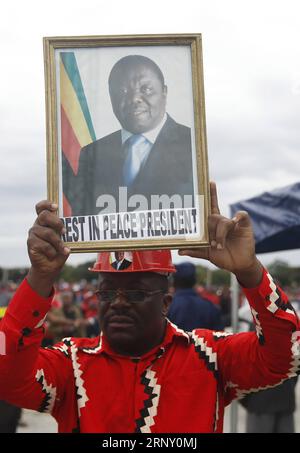 (180219) -- HARARE, 19. Februar 2018 -- Ein Unterstützer hält Ein Foto des verstorbenen simbabwischen Oppositionsführers Morgan Tsvangirai während einer öffentlichen Beerdigungszeremonie in Harare, Simbabwe, am 19. Februar 2018. Die öffentliche Trauerzeremonie fand am Montag für Morgan Tsvangirai statt, der letzte Woche nach einem langen Kampf mit Krebs in Südafrika starb. ZIMBABWE-HARARE-TSVANGIRAI-FUNERAL ShaunxJusa PUBLICATIONxNOTxINxCHN Stockfoto