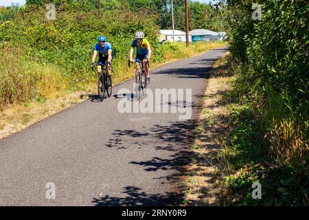Zwei Männer fahren mit dem Fahrrad auf dem Springwater Corridor Trail, einem Eisenbahnweg in Portland, Oregon Stockfoto
