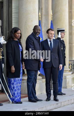 (180221) -- PARIS, 21. Februar 2018 -- der französische Präsident Emmanuel Macron (R) gibt dem neu gewählten leberischen Präsidenten George Weah am 21. Februar 2018 im Elysee-Palast in Paris die Hand. ) (whw) FRANKREICH-PARIS-LIBERIAN PRESIDENT-VISIT ChenxYichen PUBLICATIONxNOTxINxCHN Stockfoto