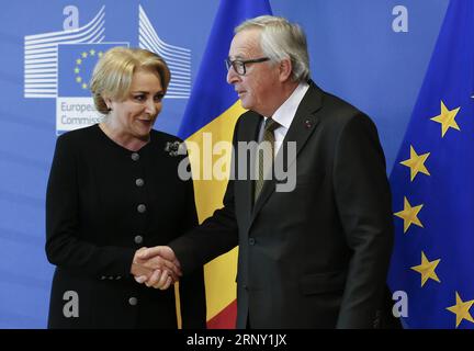 (180221) -- BRÜSSEL, 21. Februar 2018 -- der Präsident der Europäischen Kommission Jean-Claude Juncker (R) trifft sich am 21. Februar 2018 mit der rumänischen Ministerpräsidentin Viorica Dancila am EU-Hauptsitz in Brüssel, Belgien. ) BELGIEN-BRÜSSEL-EU-JUNCKER-RUMÄNIEN-PM-DANCILA-MEETING YEXPINGFAN PUBLICATIONXNOTXINXCHN Stockfoto