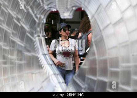 (180221) -- NEW YORK, 21. Februar 2018 -- Eine Frau wird am 21. Februar 2018 auf dem Times Square in New York City, USA, gesehen. Nach Angaben des National Weather Service haben mehrere Wetterbeobachtungspunkte in New York am Mittwoch ihre Rekordtemperatur für den Monat Februar mit 78 Grad Fahrenheit (etwa 25,6 Grad Celsius) gebrochen. US-NEW YORK CITY-REKORD HOCHTEMPERATUR WANGXYING PUBLICATIONXNOTXINXCHN Stockfoto