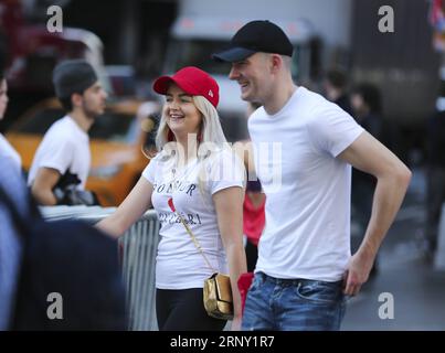 (180221) -- NEW YORK, 21. Februar 2018 -- am 21. Februar 2018 laufen Menschen am Times Square in New York City, USA. Nach Angaben des National Weather Service haben mehrere Wetterbeobachtungspunkte in New York am Mittwoch ihre Rekordtemperatur für den Monat Februar mit 78 Grad Fahrenheit (etwa 25,6 Grad Celsius) gebrochen. US-NEW YORK CITY-REKORD HOCHTEMPERATUR WANGXYING PUBLICATIONXNOTXINXCHN Stockfoto
