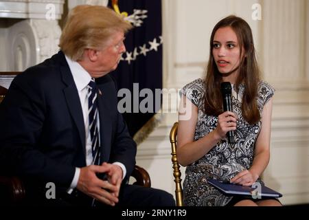 (180222) -- WASHINGTON, 22. Februar 2018 -- US-Präsident Donald Trump(L) hört während einer Hörsitzung zur Schulsicherheit im Weißen Haus in Washington D.C., USA, am 21. Februar 2018 zu. US-Präsident Donald Trump versprach starke Hintergrundüberprüfungen und Tests der psychischen Gesundheit für Waffenkäufer, als er am Mittwoch die Flehen von Überlebenden der jüngsten Schulerschießung in Florida und von Familien hörte, die im Weißen Haus betroffen waren. )(yk) US-WASHINGTON D.C.-TRUMP-LISTENING SESSION TingxShen PUBLICATIONxNOTxINxCHN Stockfoto