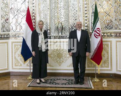 (180222) -- TEHERAN, 22. Februar 2018 -- iranischer Außenminister Javad Zarif (R) trifft am 21. Februar 2018 in Teheran (Iran) mit dem niederländischen Minister für Außenhandel und Entwicklungszusammenarbeit Sigrid Kaag zusammen. ) (Djj) IRAN-TEHERAN-NIEDERLANDE-FMS-TREFFEN AhmadxHalabisaz PUBLICATIONxNOTxINxCHN Stockfoto