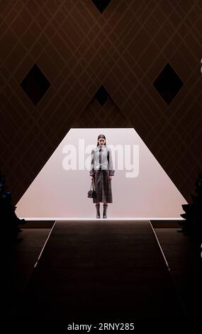 (180223) -- MAILAND, 23. Februar 2018 -- Ein Modell präsentiert eine Kreation der Fendi Herbst/Winter 18/19 Damenkollektion während der Mailänder Fashion Week in Mailand, Italien, 22. Februar 2018. Die Mailänder Modewoche begann am Dienstag und wird bis zum 26. Februar dauern.)(gj) ITALY-MILAN-FASHION-FENDI JinxYu PUBLICATIONxNOTxINxCHN Stockfoto