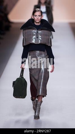 (180223) -- MAILAND, 23. Februar 2018 -- Ein Modell präsentiert eine Kreation der Fendi Herbst/Winter 18/19 Damenkollektion während der Mailänder Fashion Week in Mailand, Italien, 22. Februar 2018. Die Mailänder Modewoche begann am Dienstag und wird bis zum 26. Februar dauern.)(gj) ITALY-MILAN-FASHION-FENDI JinxYu PUBLICATIONxNOTxINxCHN Stockfoto