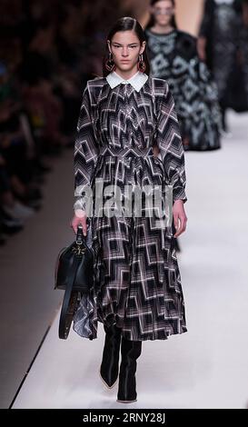 (180223) -- MAILAND, 23. Februar 2018 -- Ein Modell präsentiert eine Kreation der Fendi Herbst/Winter 18/19 Damenkollektion während der Mailänder Fashion Week in Mailand, Italien, 22. Februar 2018. Die Mailänder Modewoche begann am Dienstag und wird bis zum 26. Februar dauern.)(gj) ITALY-MILAN-FASHION-FENDI JinxYu PUBLICATIONxNOTxINxCHN Stockfoto