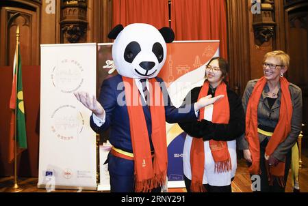 (180222) -- BRÜSSEL, 22. Februar 2018 -- Bürgermeister von Brüssel Philippe Close, verkleidet als riesiger Panda, nimmt am 22. Februar 2018 an einem Empfang einer chinesischen Laterne-Ausstellung in Brüssel, Belgien, Teil. Die Ausstellung Light the Heart of Europe mit gigantischen chinesischen Laternen fand am Donnerstag in Brüssel statt, um das chinesische Mondneujahr und das Jahr des Tourismus zwischen der Europäischen Union und China zu feiern. Die Ausstellung dauert bis Februar 28. ) BELGIEN-BRÜSSEL-CHINA-LATERNE AUSSTELLUNG YexPingfan PUBLICATIONxNOTxINxCHN Stockfoto