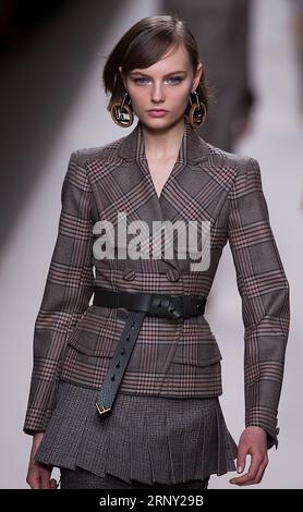 (180223) -- MAILAND, 23. Februar 2018 -- Ein Modell präsentiert eine Kreation der Fendi Herbst/Winter 18/19 Damenkollektion während der Mailänder Fashion Week in Mailand, Italien, 22. Februar 2018. Die Mailänder Modewoche begann am Dienstag und wird bis zum 26. Februar dauern.)(gj) ITALY-MILAN-FASHION-FENDI JinxYu PUBLICATIONxNOTxINxCHN Stockfoto