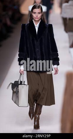 (180223) -- MAILAND, 23. Februar 2018 -- Ein Modell präsentiert eine Kreation der Fendi Herbst/Winter 18/19 Damenkollektion während der Mailänder Fashion Week in Mailand, Italien, 22. Februar 2018. Die Mailänder Modewoche begann am Dienstag und wird bis zum 26. Februar dauern.)(gj) ITALY-MILAN-FASHION-FENDI JinxYu PUBLICATIONxNOTxINxCHN Stockfoto