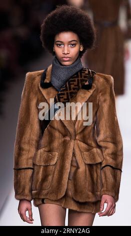 (180223) -- MAILAND, 23. Februar 2018 -- Ein Modell präsentiert eine Kreation der Fendi Herbst/Winter 18/19 Damenkollektion während der Mailänder Fashion Week in Mailand, Italien, 22. Februar 2018. Die Mailänder Modewoche begann am Dienstag und wird bis zum 26. Februar dauern.)(gj) ITALY-MILAN-FASHION-FENDI JinxYu PUBLICATIONxNOTxINxCHN Stockfoto