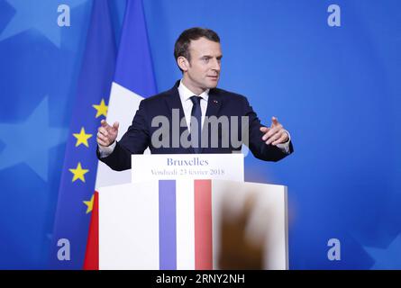 (180223) -- BRÜSSEL, 23. Februar 2018 -- der französische Präsident Emmanuel Macron spricht auf einer Pressekonferenz nach einem Gipfeltreffen der 27 EU-Staats- und Regierungschefs unter Ausschluss des britischen Premierministers am 23. Februar 2018 in Brüssel, Belgien. Die meisten europäischen Staats- und Regierungschefs waren auf einem informellen Gipfel auf der gleichen Seite, um ihre Ausführungen zurückzuziehen und den Nachfolger von Jean-Claude Juncker, dem amtierenden Präsidenten der Europäischen Kommission, auszuwählen. ) BELGIEN-BRÜSSEL-EU-GIPFEL YexPingfan PUBLICATIONxNOTxINxCHN Stockfoto