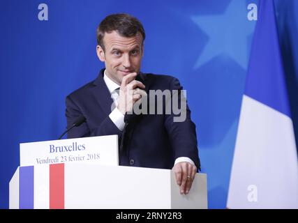 (180223) -- BRÜSSEL, 23. Februar 2018 -- der französische Präsident Emmanuel Macron nimmt an einer Pressekonferenz Teil, nachdem am 23. Februar 2018 in Brüssel, Belgien, ein Gipfeltreffen der 27 EU-Staats- und Regierungschefs ohne britischen Premierminister stattgefunden hat. Die meisten europäischen Staats- und Regierungschefs waren auf einem informellen Gipfel auf der gleichen Seite, um ihre Ausführungen zurückzuziehen und den Nachfolger von Jean-Claude Juncker, dem amtierenden Präsidenten der Europäischen Kommission, auszuwählen. ) BELGIEN-BRÜSSEL-EU-GIPFEL YexPingfan PUBLICATIONxNOTxINxCHN Stockfoto